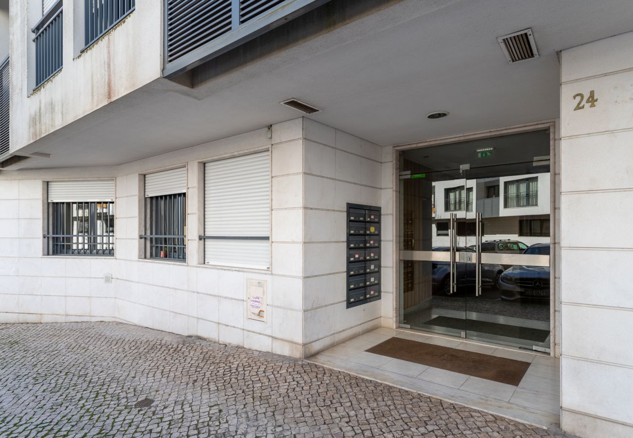 Puerta de entrada del apartamento en Amadora